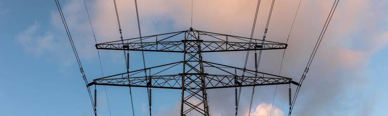 Elektriciteitsmast van onderen gefotografeerd.