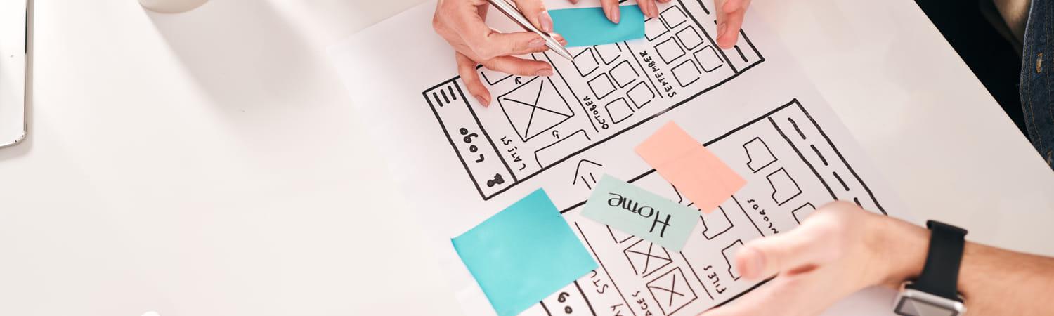 Collega's herontwerpen een product.