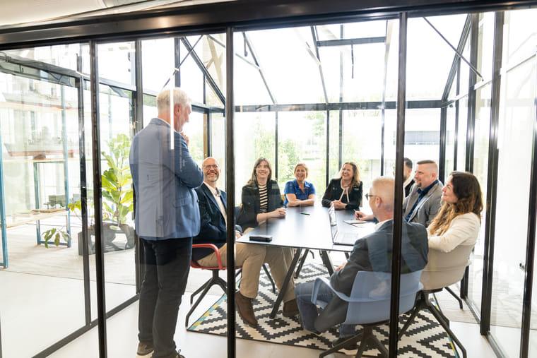 Club mensen in een vergaderruimte.