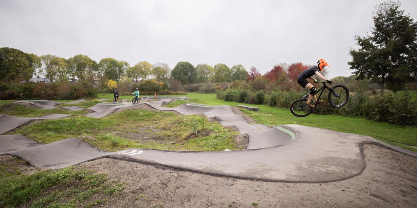 Jongeren in Zeewolde ‘pumptracken’ dankzij wind