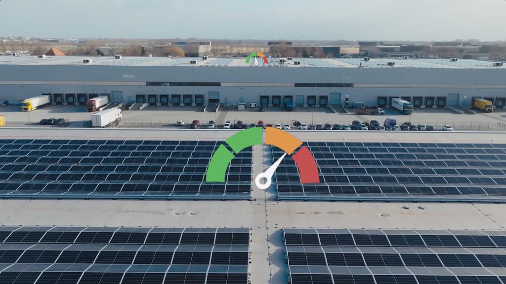 Een luchtfoto van het Schiphol Trade Park. Je ziet heel veel zonnepanelen.