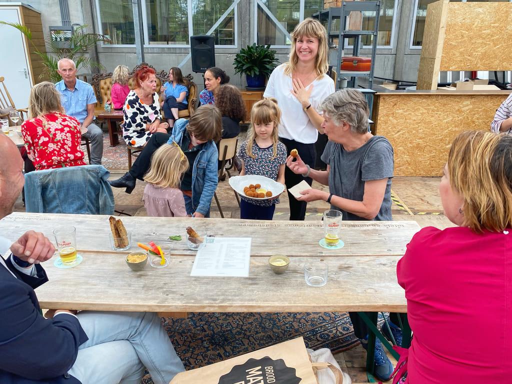 Foto van een bijeenkomst over een energiecoörporatie in Haarlem Noord.