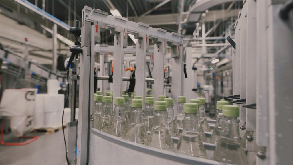 Foto van azijnflessen die net zijn geproduceerd in de azijnfabriek.