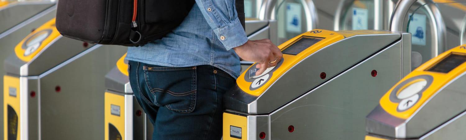 Bied nieuwe medewerkers eerst een ov-kaart aan