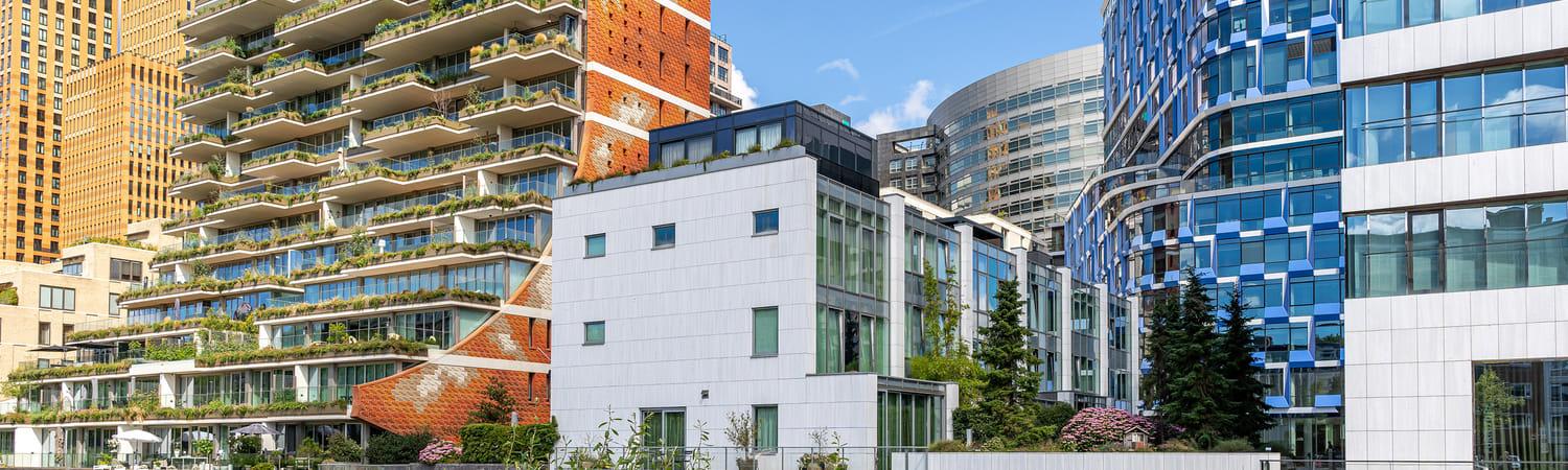Zonnige foto van moderne kantoren en woningen in Nederland.