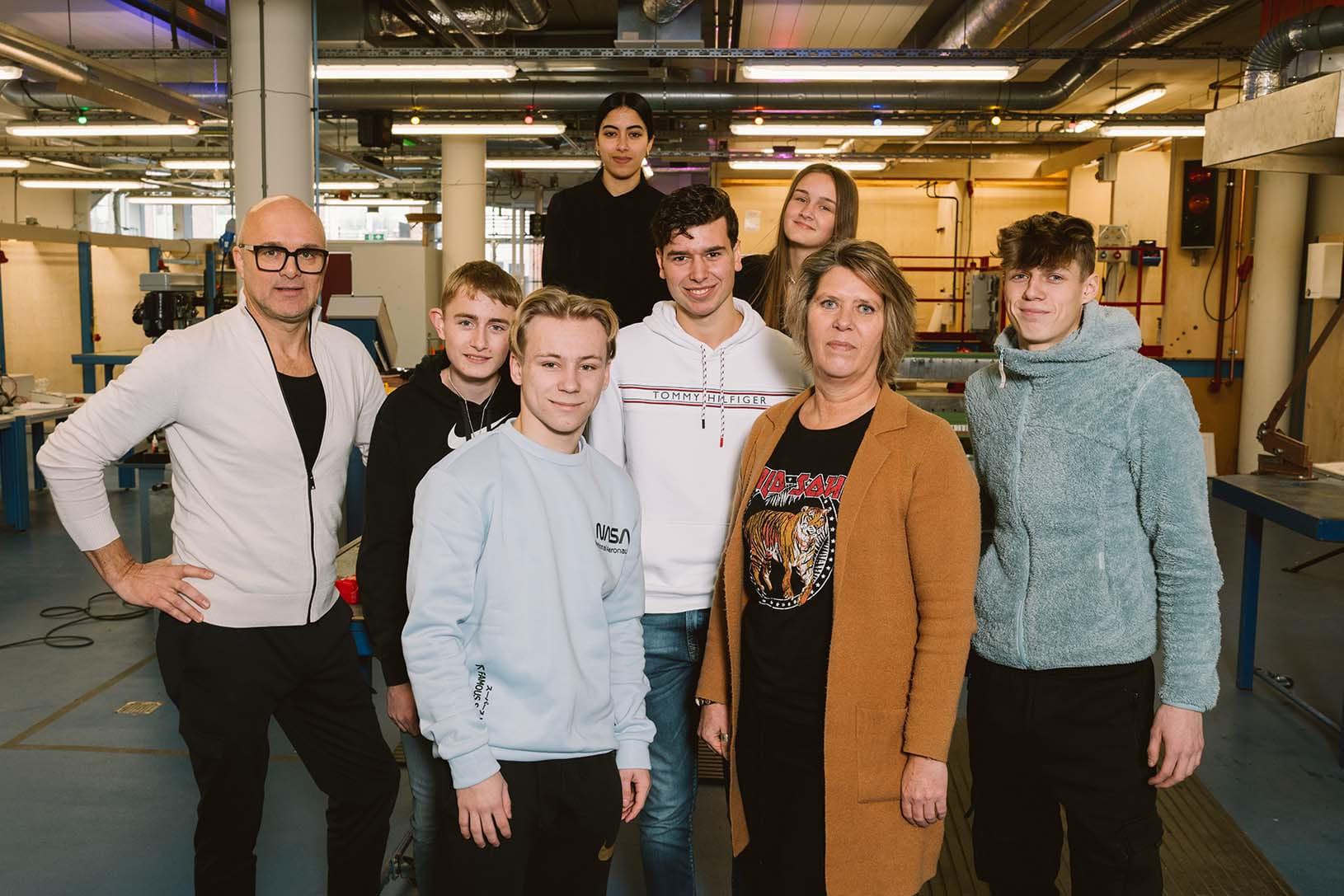 Groepsfoto van een paar studenten en docenten van het ROC Horizon College in Hoorn. Ze staan in een werkplaats.