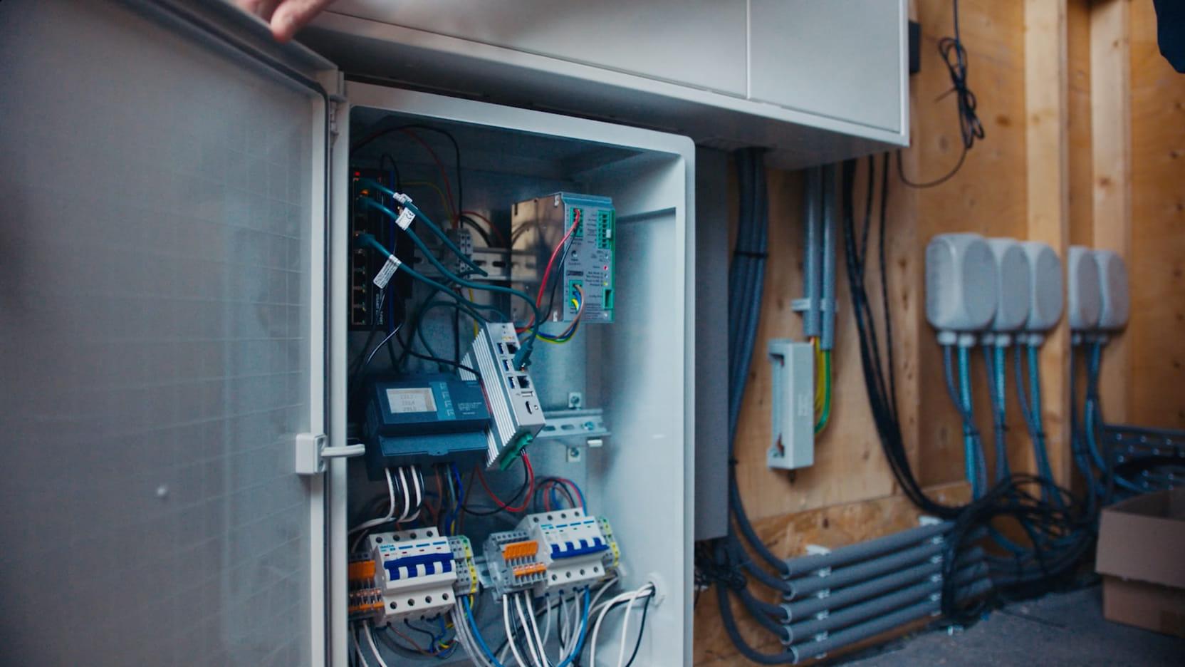 Foto van de binnenkant van een elektriciteitskast van het energiesysteem op Schiphol Trade Park.