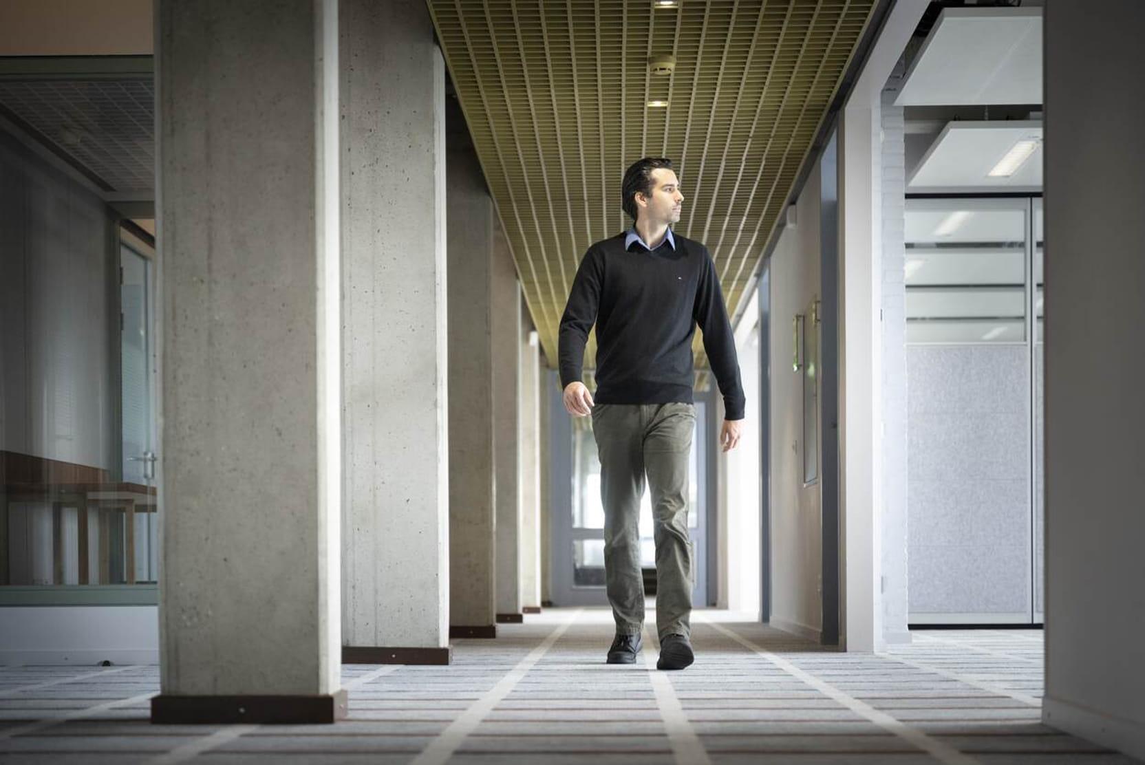 Projectmanager bij het RVB, Sevan Markerink, bij het Kantoor Vol Afval