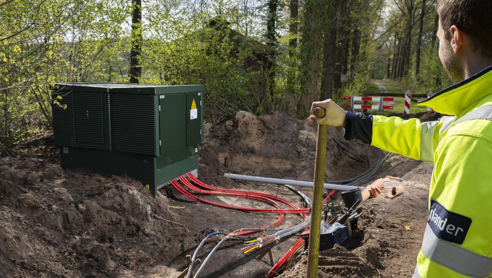 Foto van een plek waar aan de versterking van het stroomnet wordt gewerkt door netbeheerder Liander.