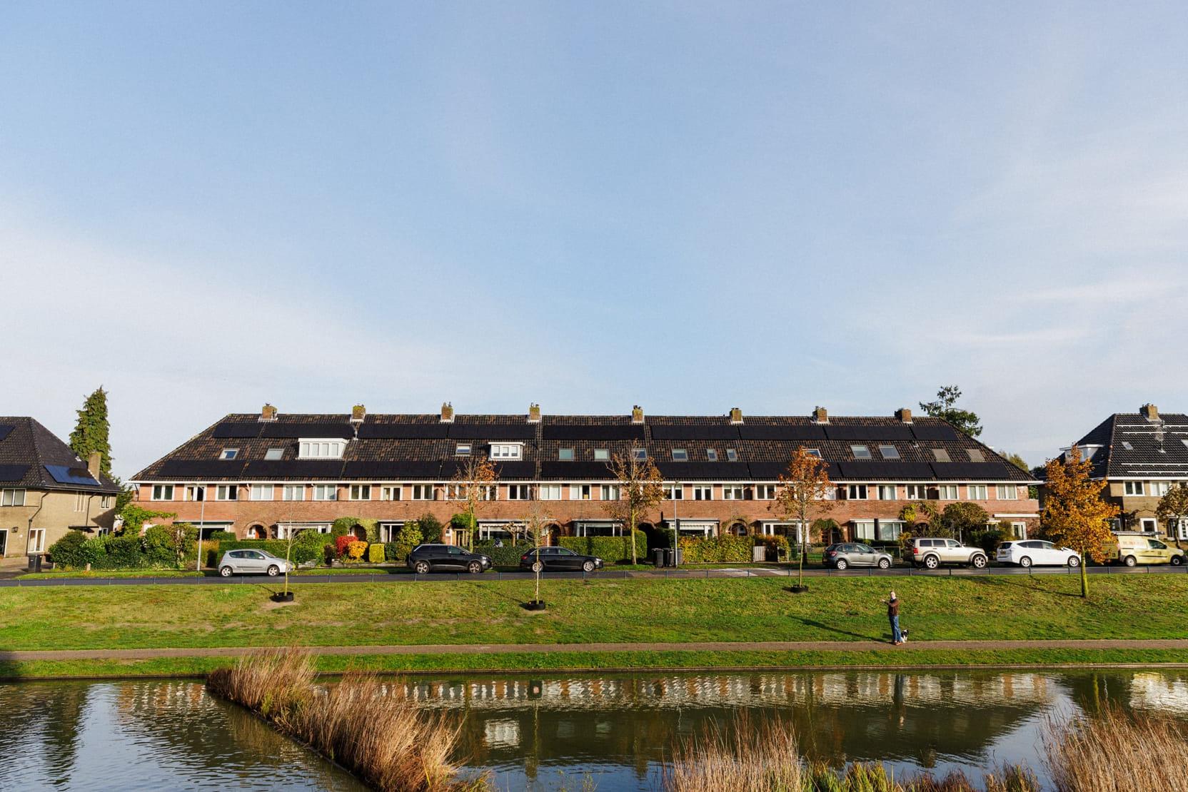 Foto van veraf van de zonnepanelen op de daken van de Kastanjelaan-huizen in Hilversum.