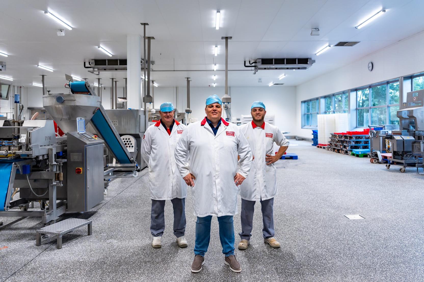 Foto van directeur Dennis de Borst en twee werknemers in de fabriek van FEBO.