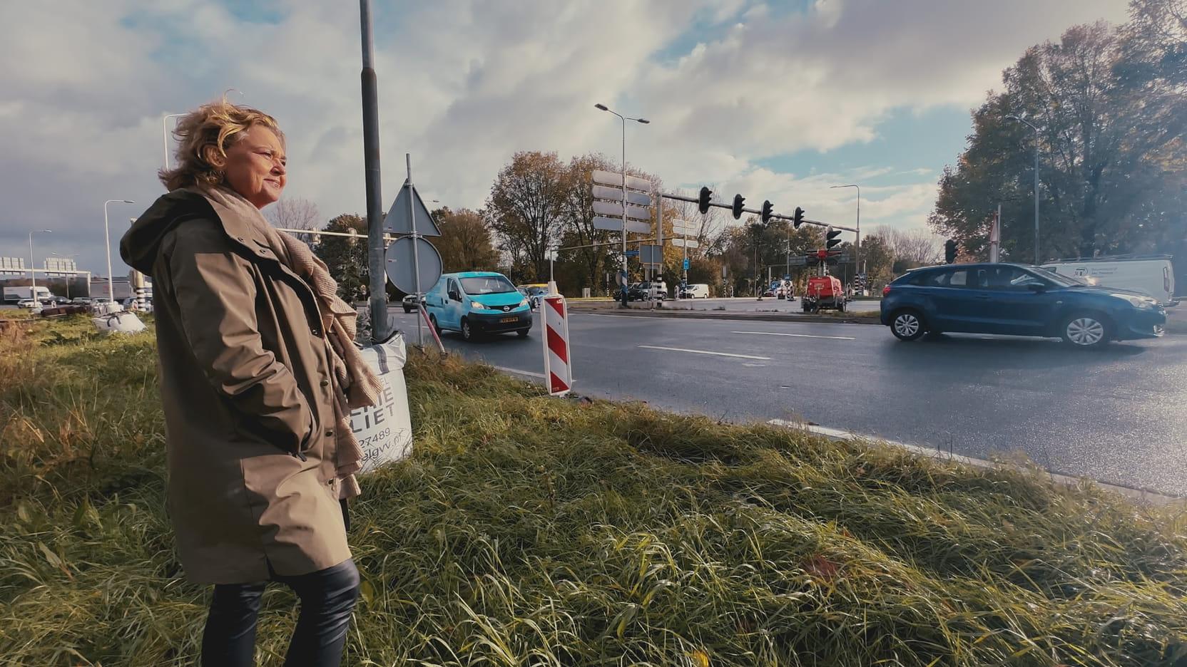 Inwoner staat naast de snelweg die veel geluidsoverlast veroorzaakt.