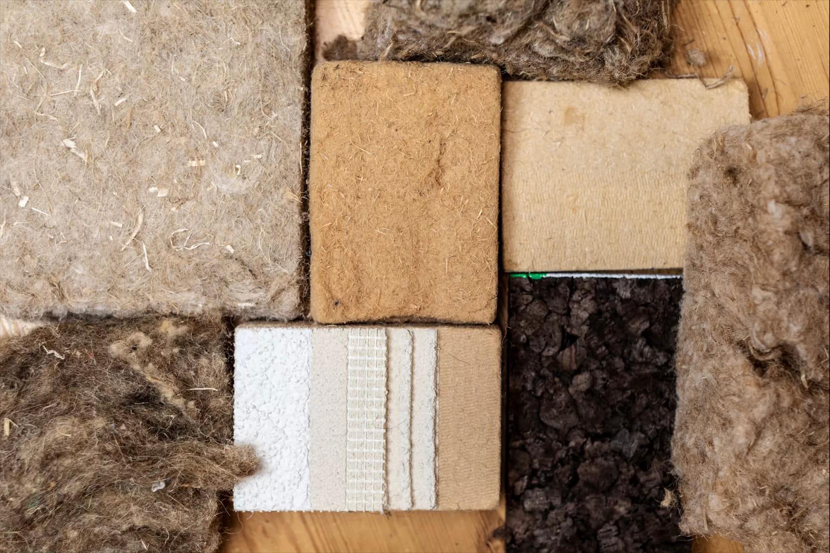 Foto van verschillende ecologische isolatiematerialen, zoals houtvezelmatten.