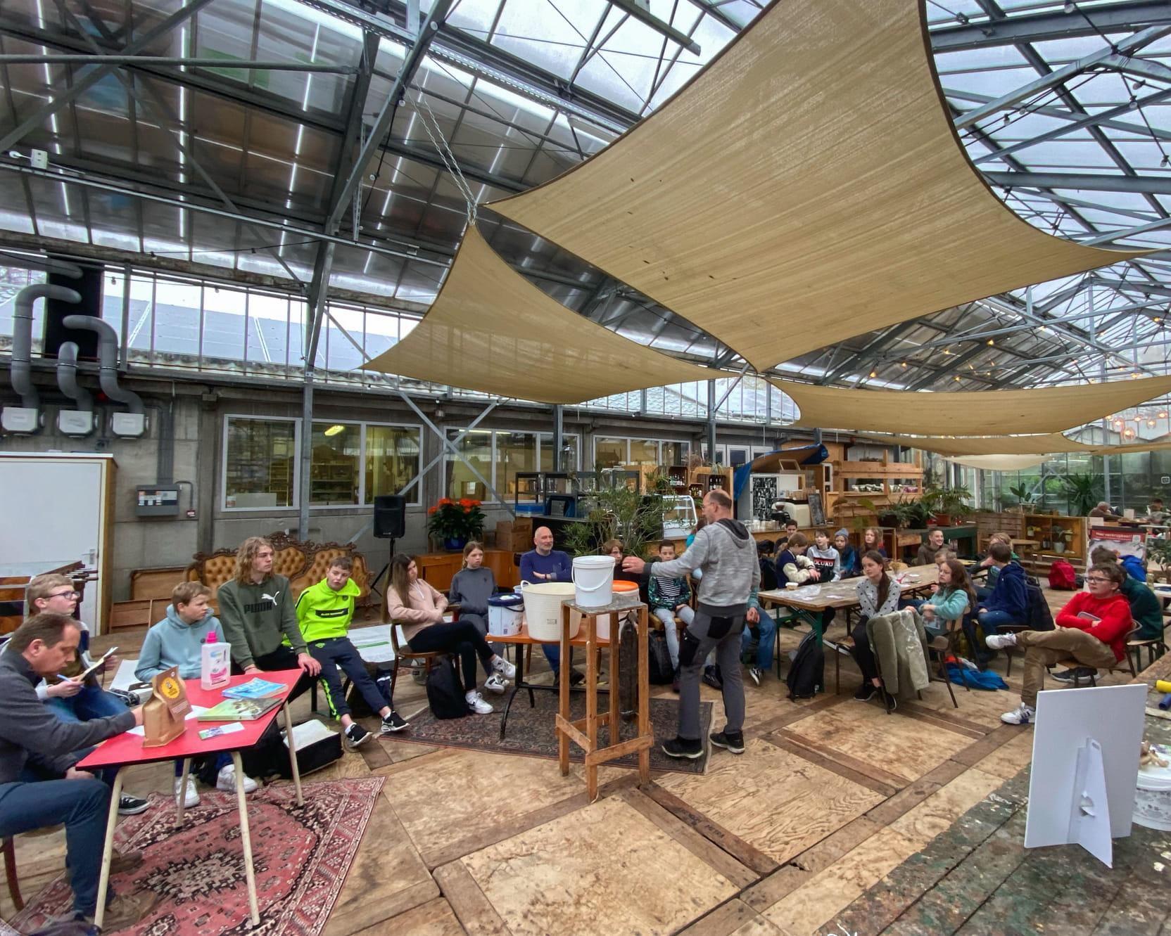Foto van een bijeenkomst over een energiecoörporatie in Haarlem Noord.