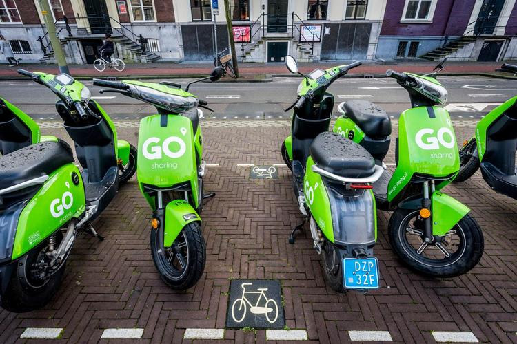 Denk aan elektrische (deel)scooters voor grotere afstanden