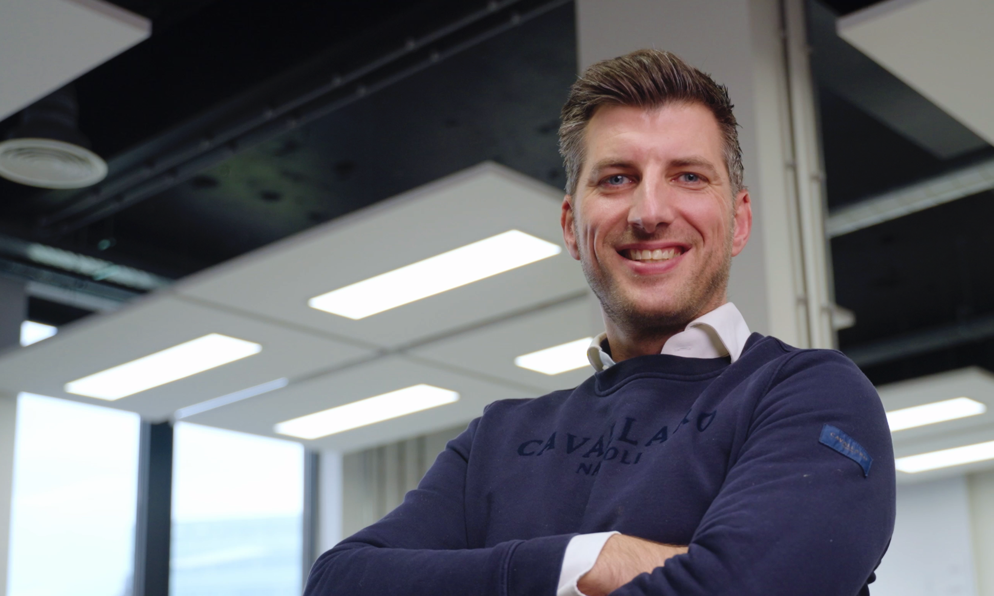 Portret van Maarten Pieper, salesmanager bij Little Rocket. Hij heeft zijn armen over elkaar geslagen en lacht in de camera.