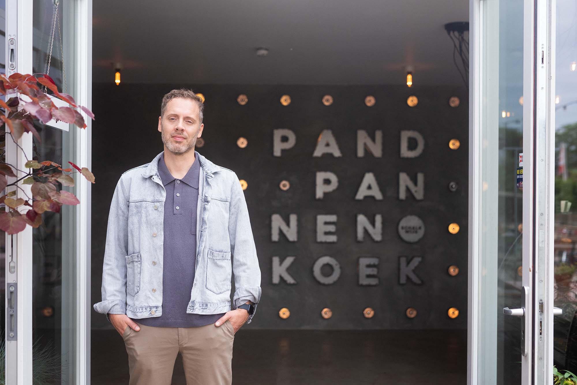 Freek Hol staat in de deuropening van PAND Pannekoek.