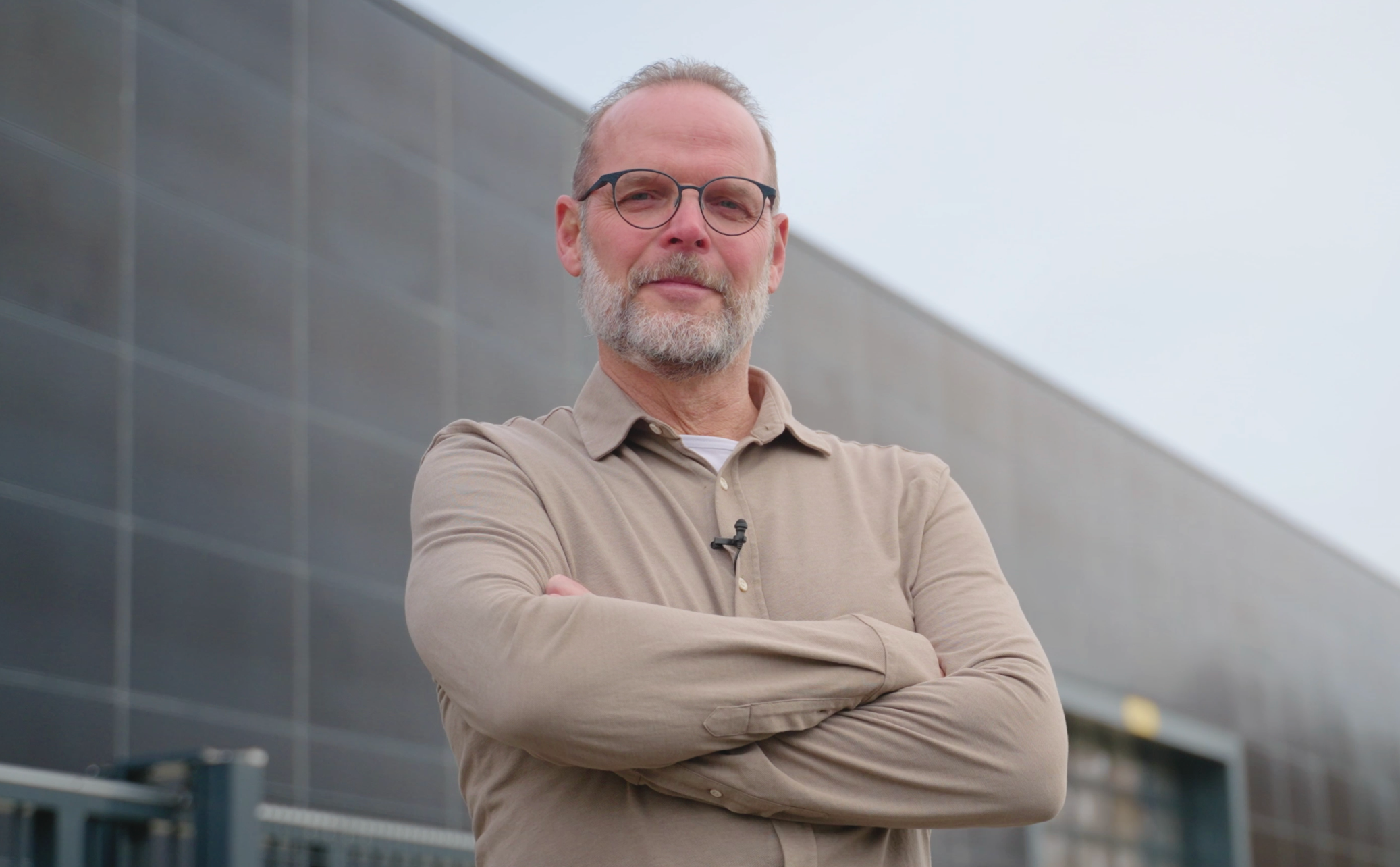 Portret van Sander Geelen, Algemeen Directeur van Geelen Counterflow. Hij heeft zijn armen over elkaar geslagen en kijkt glimlachend in de camera.