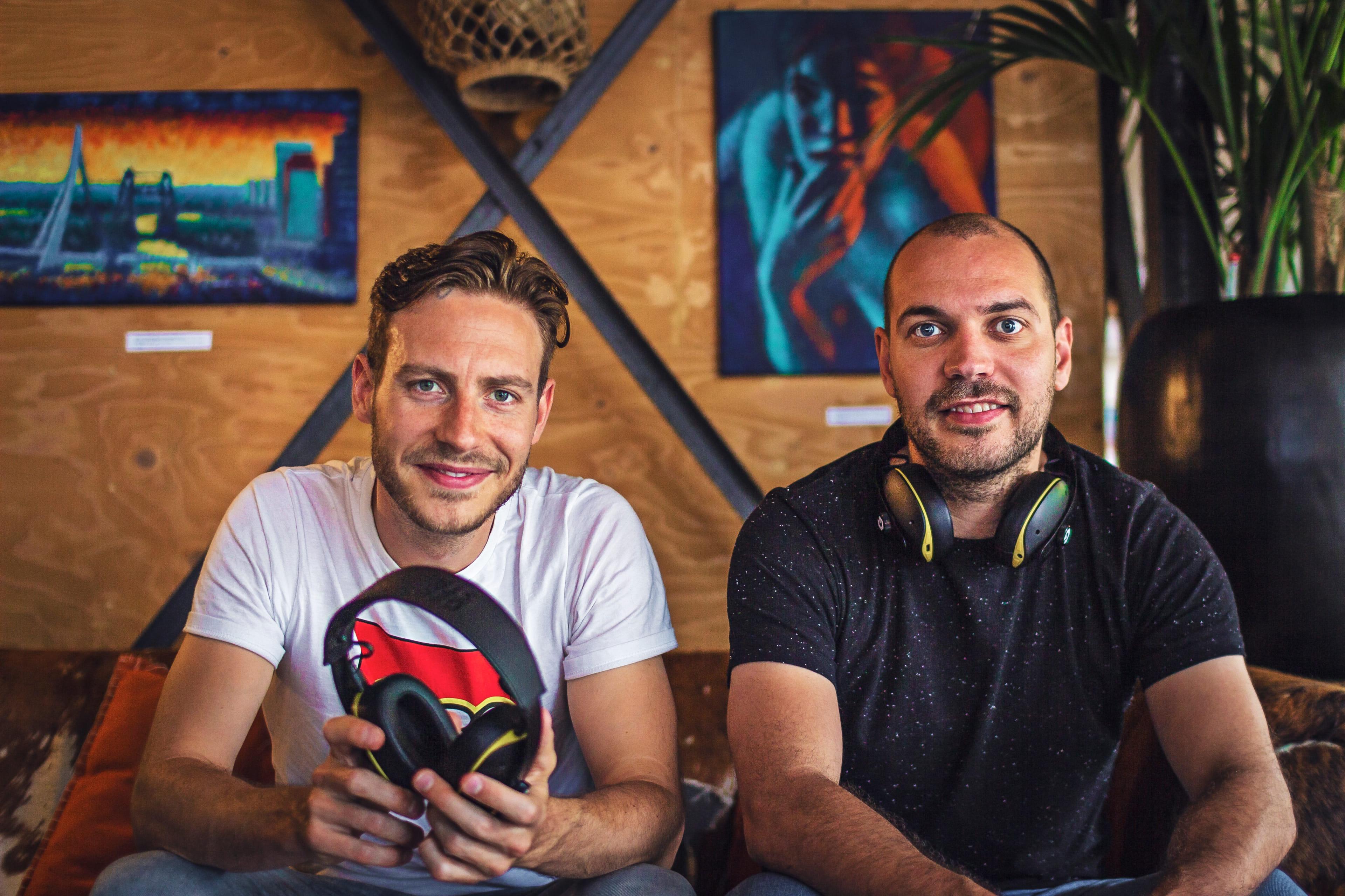 Portret van de twee oprichters van Repeat, links Dorus Galama en rechts Tom Leenders. Ze dragen allebei een koptelefoon.