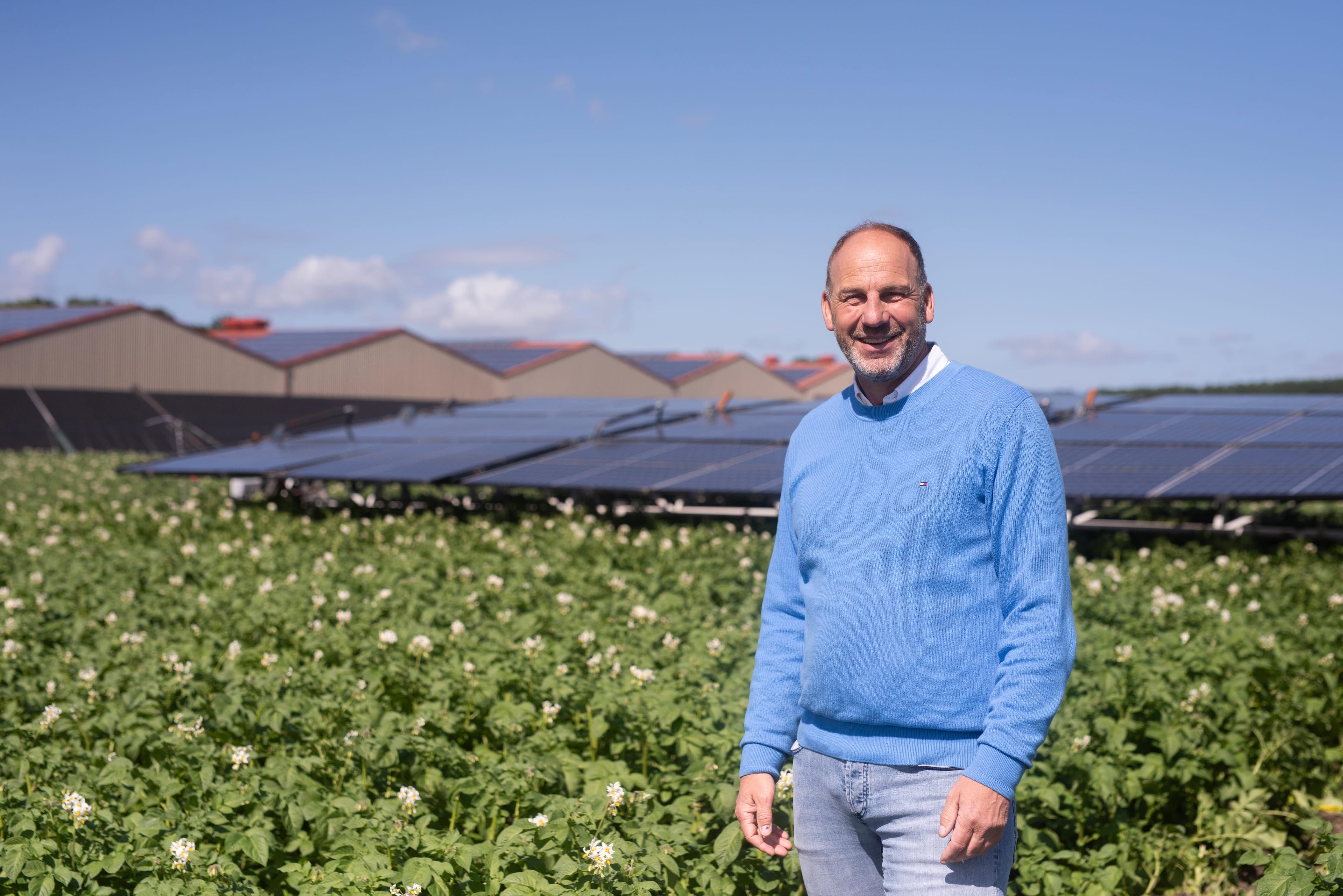 Jacob Jan Dogterom oogst aardappels én schone stroom dankzij rijdende zonnepanelen