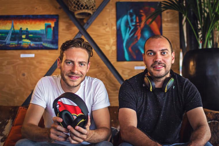 Portret van de twee oprichters van Repeat, links Dorus Galama en rechts Tom Leenders. Ze dragen allebei een koptelefoon.