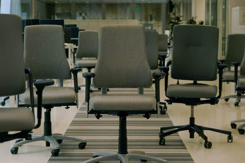 Foto van meerdere grijze bureaustoelen van de Rijksoverheid.