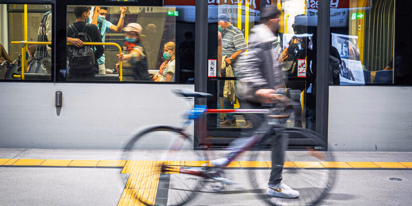 Hoe er duurzaam wordt gereisd, gewerkt en vergaderd bij het Rijk