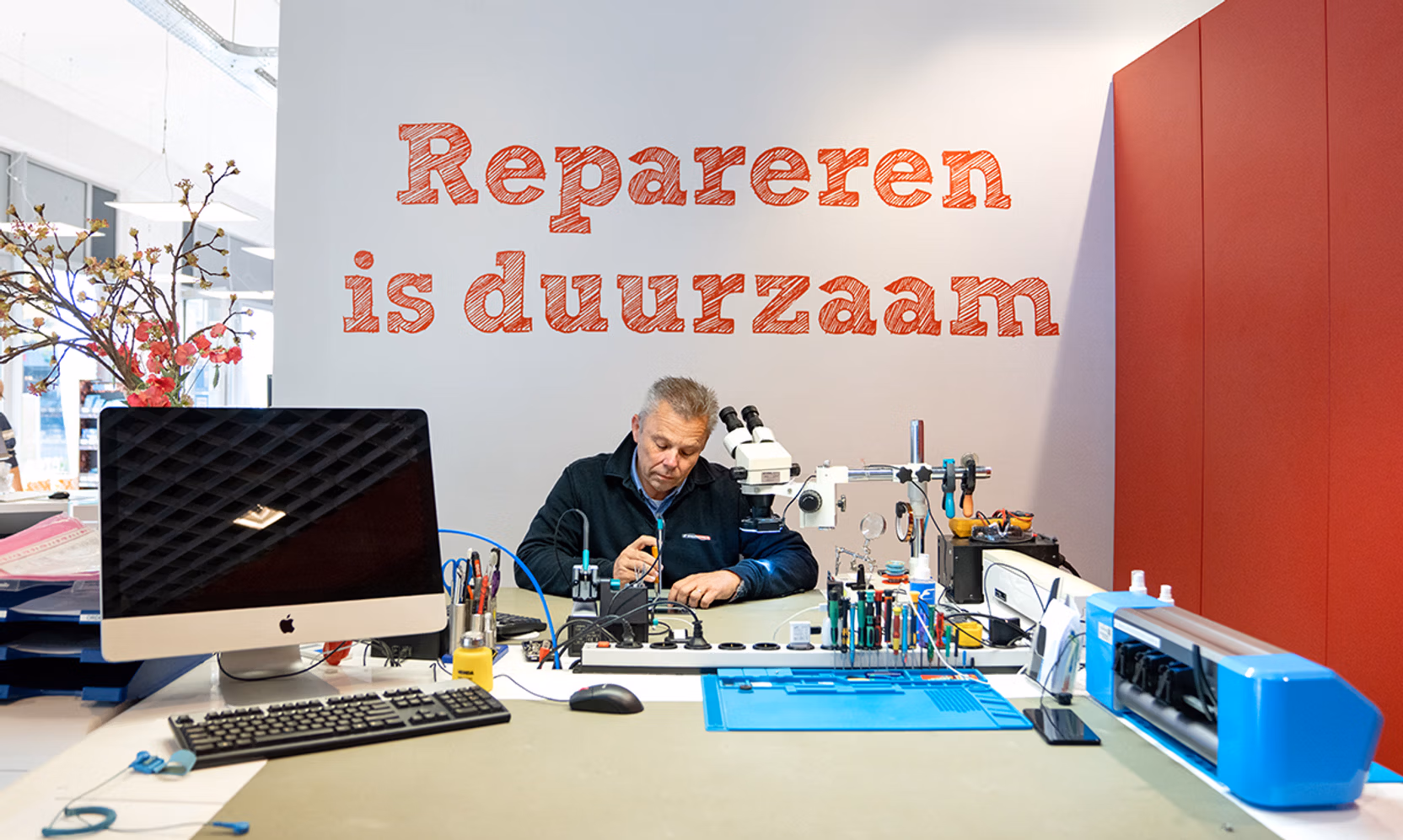 PartsNL aan het werk in de winkel.