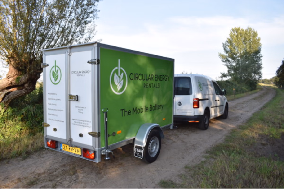 Lithiumbatterijen in een aanhanger onderweg naar Circular Energy Rentals.