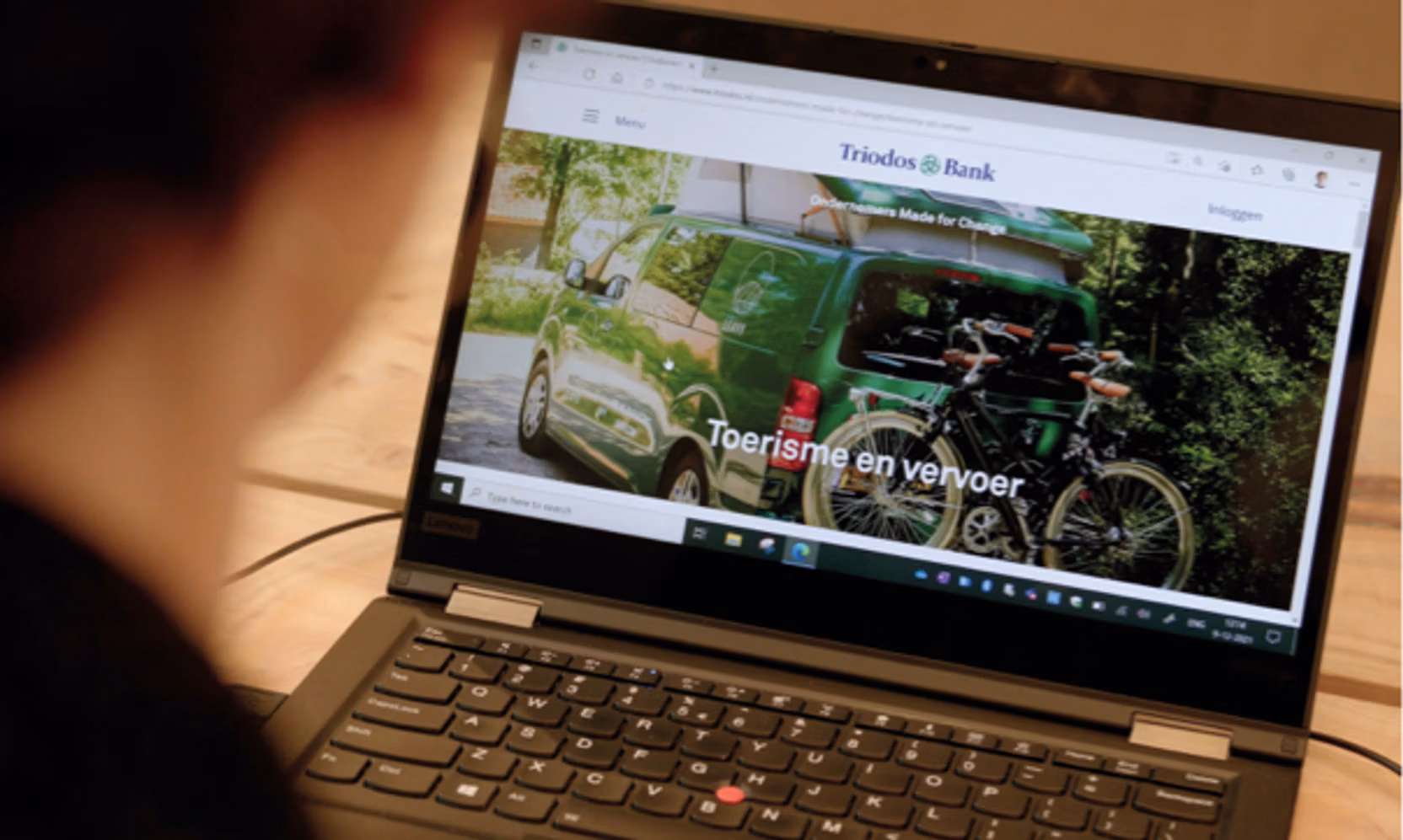 Persoon achter laptop die kijkt naar tijdelijk platform 'Ondernemers Made for Change'.