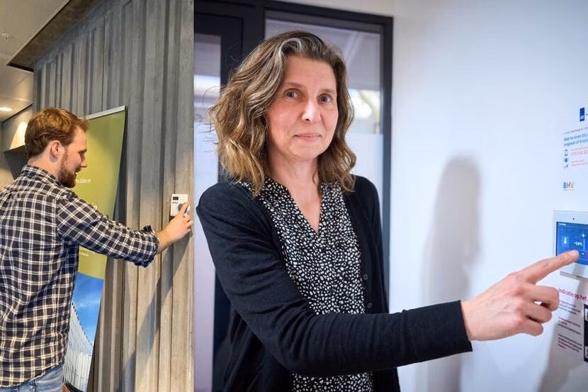 Een vrouw die werkt binnen de overheid, bedient een energiedisplay.