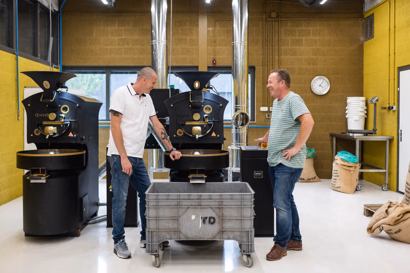 Foto van het koffiemaak-proces voor de rijksoverheid.