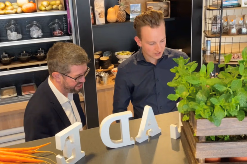 Foto waarop er een inkijkje wordt gegeven in de keuken van de rijksoverheid.