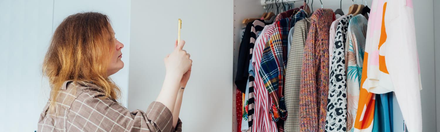 Vrouw neemt foto van haar kleding om te verkopen of te verhuren.