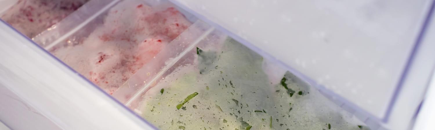 Verschillende groenten in de vriezerla.