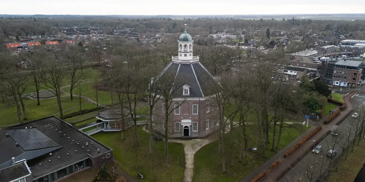 Koepelkerk Smilde blijft open dankzij zonnepanelen in de buurt