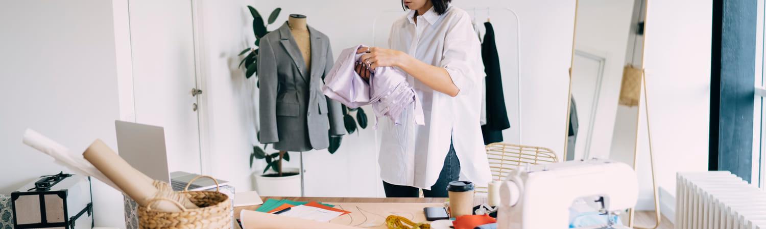 Vrouw gaat thuis haar kleding repareren.