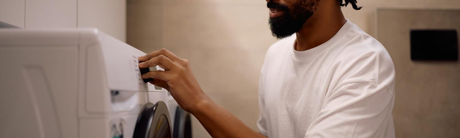 Man heeft de wasmachine met was gevuld en zet hem aan.