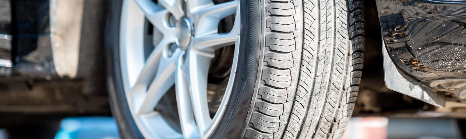 close up van een autoband.