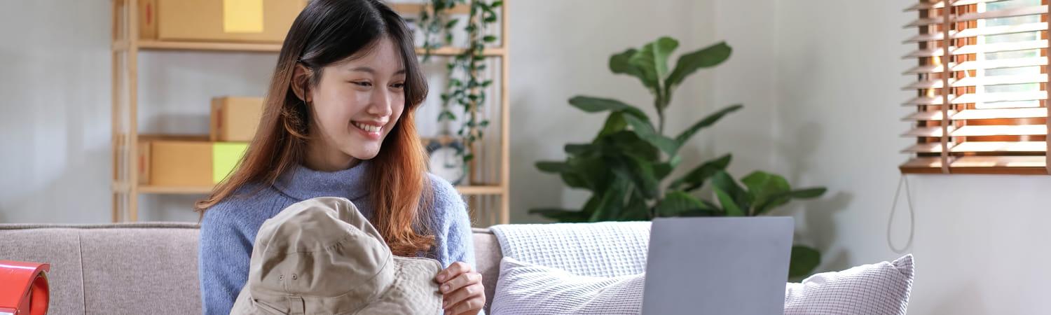 Vrouw verkoopt haar kleding en spullen via een online platform.