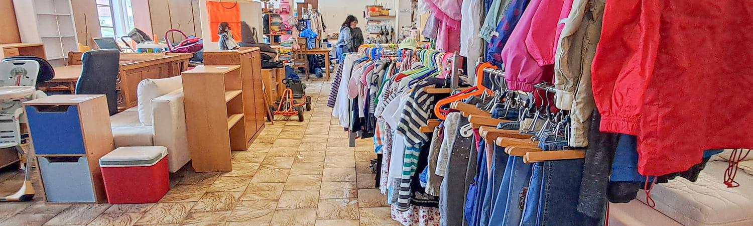 Rekken met kleding in een tweedehandswinkel