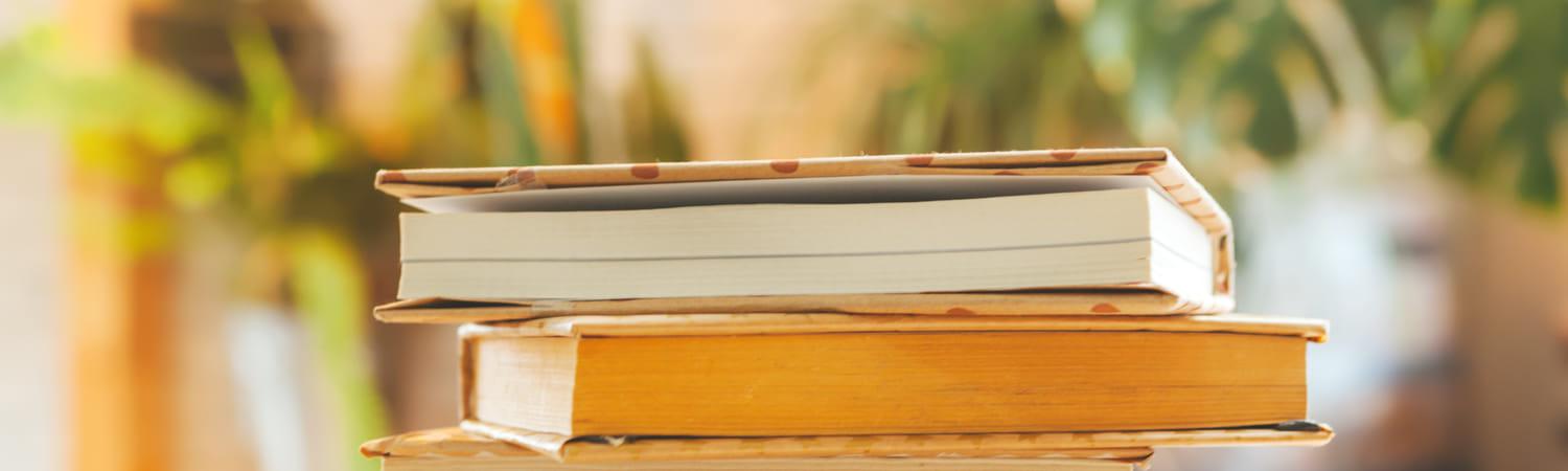 Stapel met boeken.