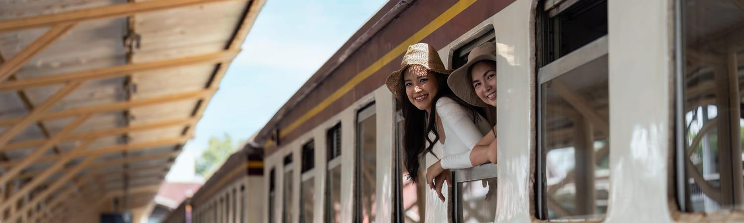 Vrouwen in een trein die op het station staat, naar buiten kijkend.