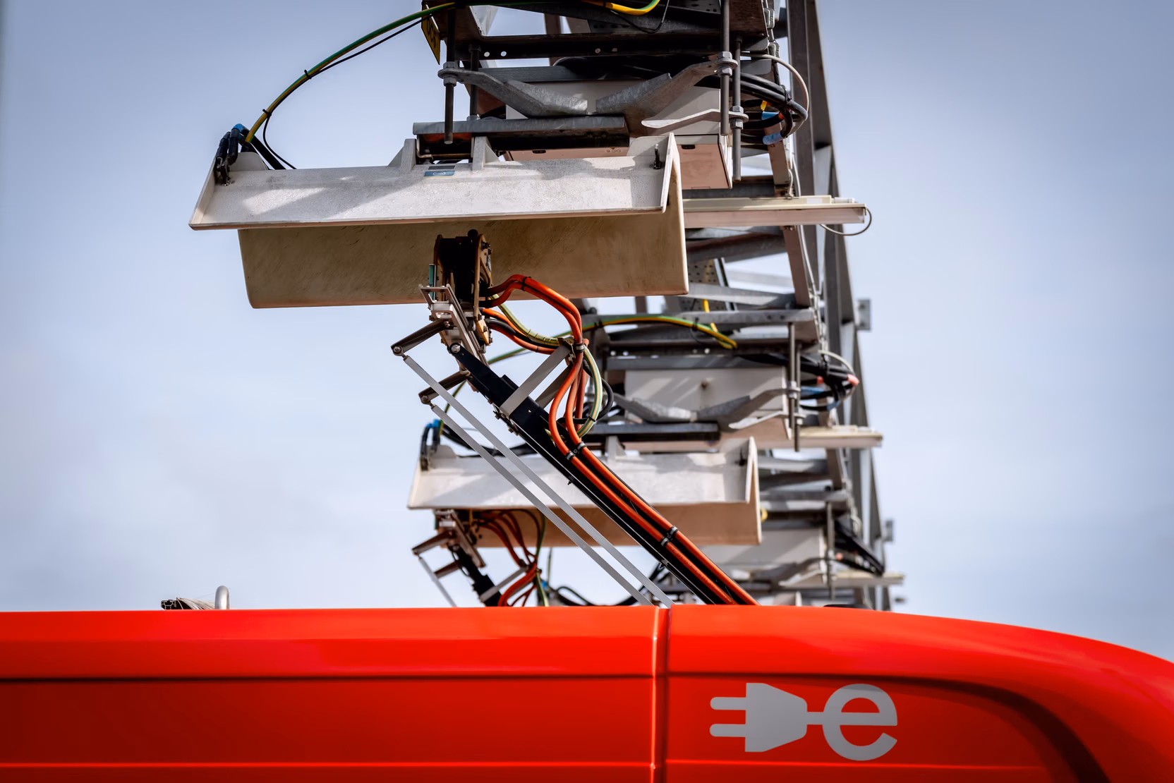 Een bus wordt elektrisch opgeladen.