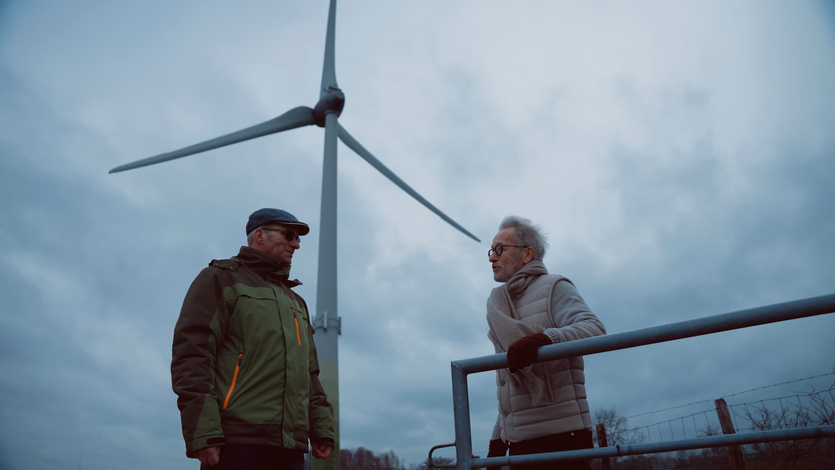 Rob Boerée en buurtbewoner staan voor een van de Watergeuzen-windmolens.