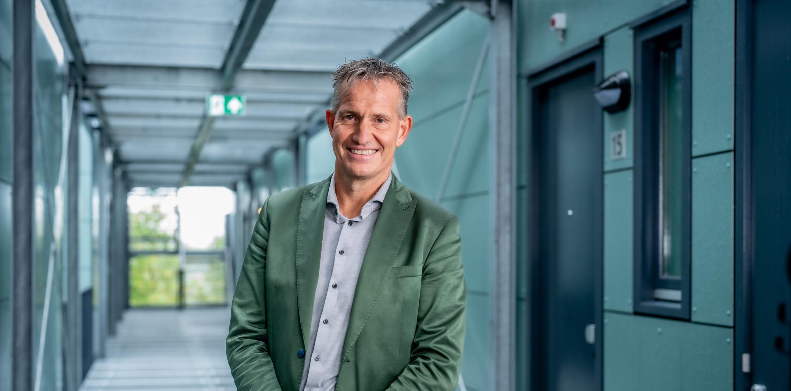 Portret van Simco Kruijer: wethouder Wonen en Economie van de gemeente Schagen