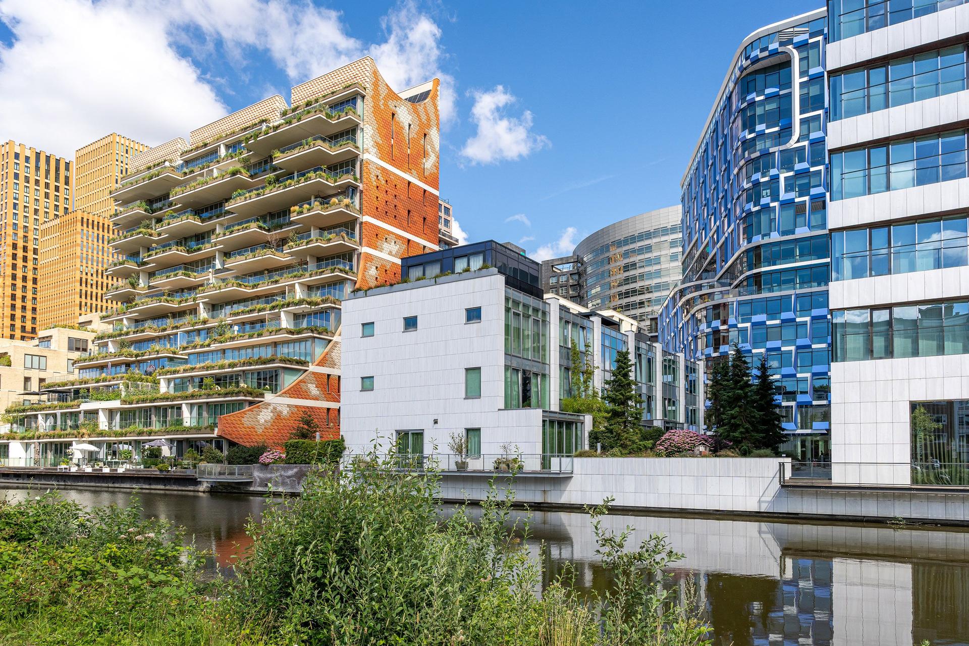 Zonnige foto van moderne kantoren en woningen in Nederland.