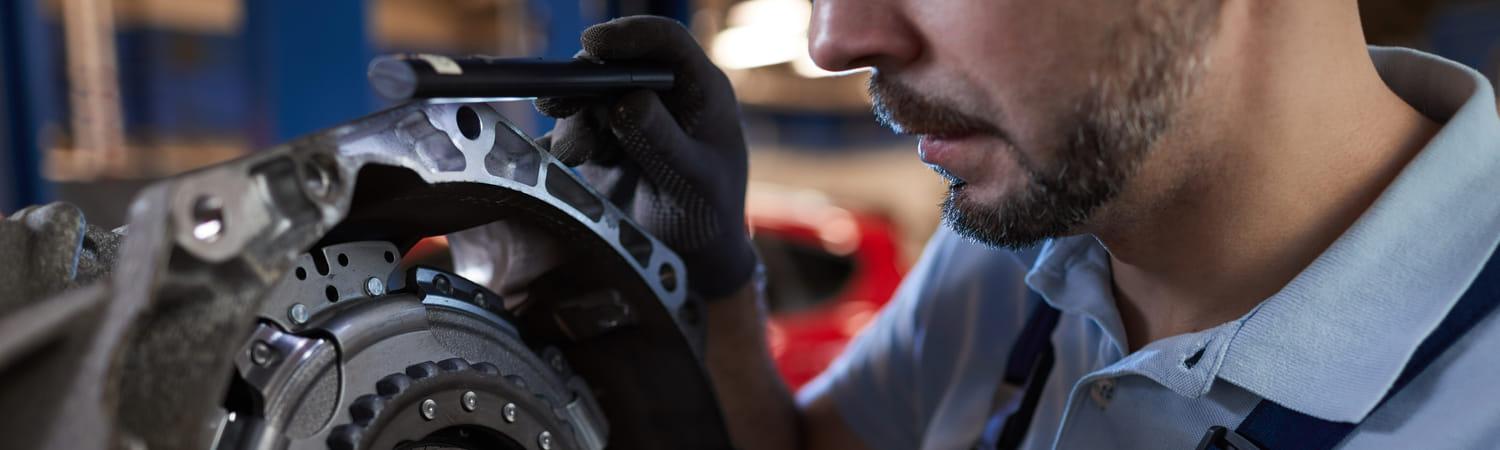 Een monteur installeert een magneetkoppeling.