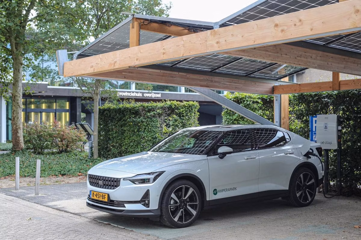 In het zonnelaadstation in Zwolle wordt een elektrische auto opgeladen.