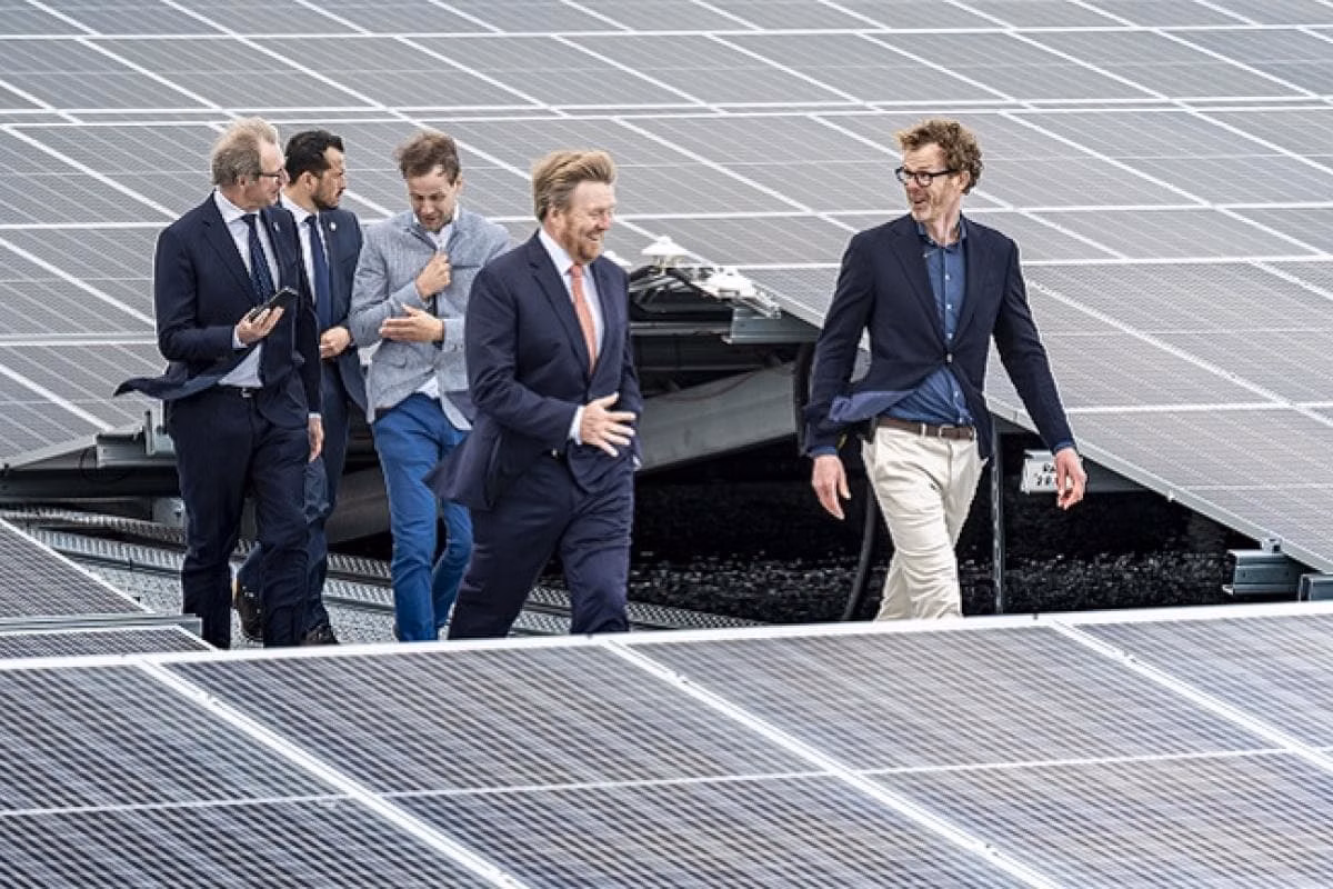 Foto van de opening van Zonnepark Vloeivelden Hollandia van Solarfields waarbij koning Willem-Alexander te gast was.
